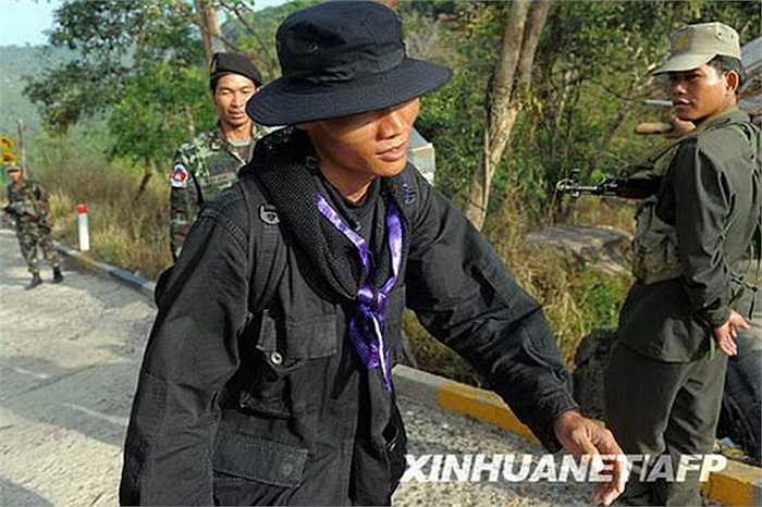 Ngày 24/1/2010, một binh sỹ Thái Lan đến khu vực đền Preah Vihear dưới sự giám sát của binh sỹ Campuchia