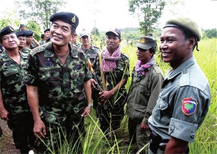 Binh sỹ Thái Lan và binh sỹ Campuchia ở biên giới ngày 24/7/2008