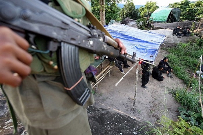 Một binh sỹ Campuchia trông chừng 10 binh sỹ Thái Lan đã đầu hàng sau vụ giao tranh dữ dội kéo dài hơn 2 giờ đồng hồ ở biên giới hai nước ngày 15/8/2008