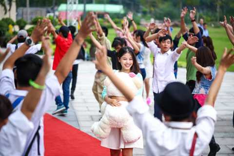 Nhóm 365 bày cách tán tỉnh gái xinh trong MV mới