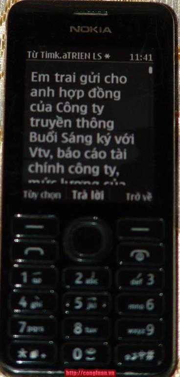 Những tin nhắn mang nội dung đe dọa trên máy điện thoại do ông Lê Cao Tâm cung cấp. (Ảnh: Huỳnh Nghĩa)