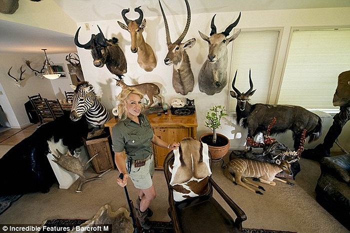 Opre và Arthurs đã bắn hơn 70 loài động vật hoang dã, trong đó có sư tử, tê giác, gấu... Họ biện minh cho hành động này chỉ đơn giản là để 'quản lý đàn'.