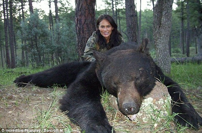 Arthurs bên xác một con gấu đen.