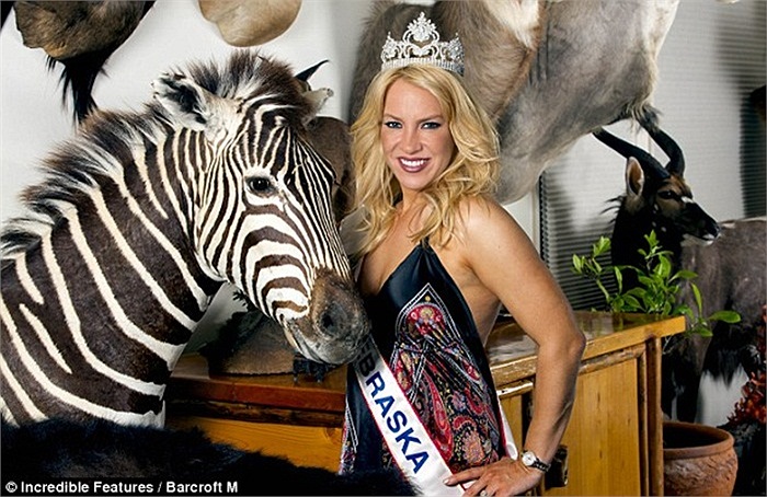 Opre và một con ngựa vằn.