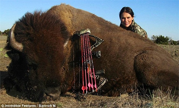 Mindy Arthurs cho biết cô thích đi săn với một cây cung và mũi tên.