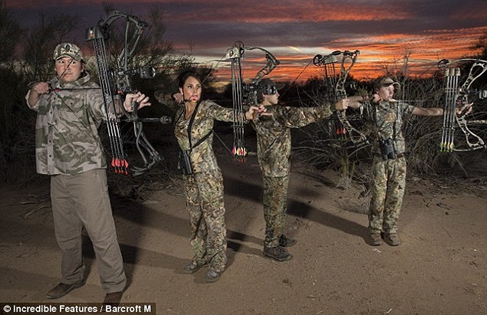 Arthurs còn đưa cả hai con đi săn. Trong hình là Alec, 14 tuổi (phải) và Owen, 11 tuổi (thứ hai từ phải sang).