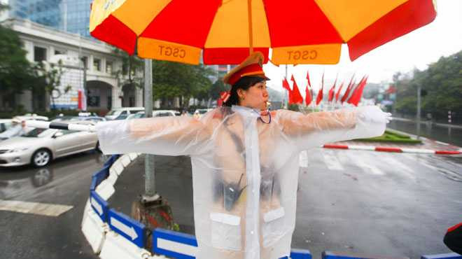 Hình ảnh các bóng hồng đội mưa phân làn đường giao thông gây xúc động. Ảnh: Nguyễn Khánh, Tuổi trẻ