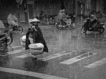 Hình ảnh các bóng hồng đội mưa phân làn đường giao thông gây xúc động. Ảnh: Nguyễn Khánh, Tuổi trẻ