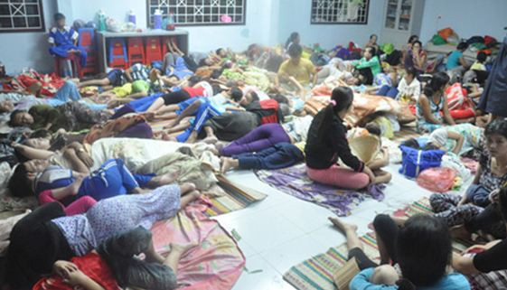 Hàng trăm người dân đã phải sơ tán, nằm co ro khi cơn bão càn quét