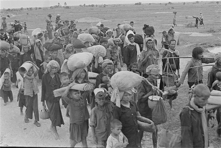 Người dân Campuchia chạy sang lánh nạn trên vùng biên giới Tây - Nam của Việt Nam để tránh bị khơ me đỏ hành quyết. (Ảnh: TTXVN)