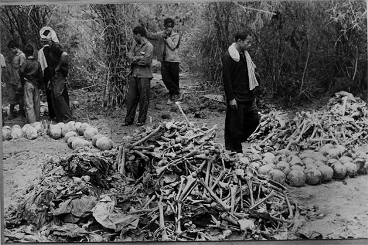 Những hố chôn người hàng loạt được khai quật ở Campuchia sau ngày 7/1. Hơn 3 triệu người Campuchia đã bị giết hại một cách man rợ dưới chế độ cai trị của Pôn Pốt. (Ảnh: TTXVN)