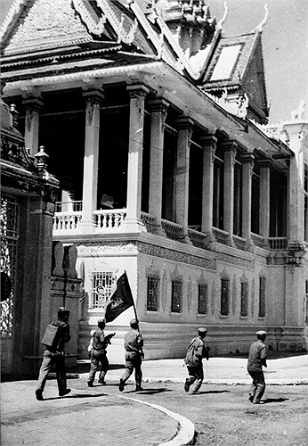Lực lượng vũ trang Cách mạng Campuchia tiến vào Hoàng cung giải phóng Phnom Penh. (Ảnh: TTXVN)