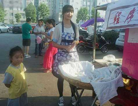 Cô gái bán bánh gây sốt cộng đồng mạng.