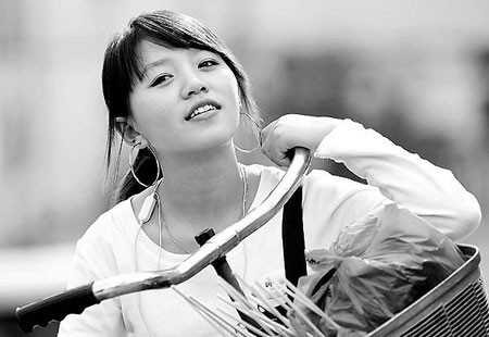 Cô gái bán kẹo hồ lô xinh đẹp trước cổng trường đại học Tây An.