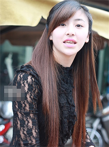 Được biết, cô gái trong clip tên là Lưu Hoài Bảo Chi (thường gọi là My). Chi chỉ mới 19 tuổi nhưng đã có chồng và một con nhỏ. Chi hiện sống với gia đình tại Xuân An (TP.Đà Lạt, Lâm Đồng).