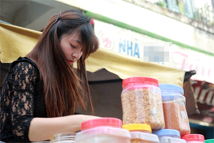 Theo bà Anh (47 tuổi), mẹ của Chi thì một người quen của Chi làm nghề bán bánh tráng trộn bày và chỉ dẫn cho cô bán (từ mua hàng, chế biến đến cả bỏ hàng nợ cho cô). Ban đầu Chi chỉ phụ mẹ nhưng sau đó thì bán chính. 