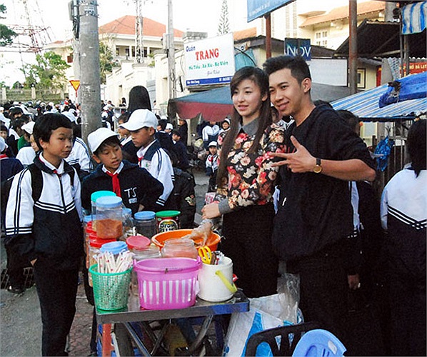 Khá nhiều 'đấng mày râu' muốn chụp ảnh chung với cô gái xinh đẹp này