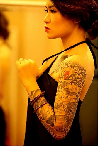 Mới đây, mẹ của cô đã ra đi vĩnh viễn vì căn bệnh ung thư. Bức hình xăm chân dung mẹ trên cánh tay phải của cô còn dang dở. 