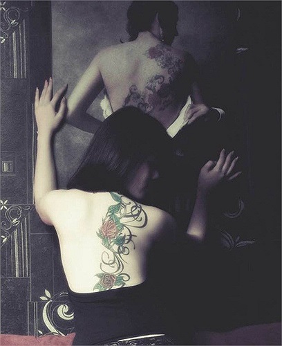 Còn lại những hình xăm hoa hồng, hoa văn kết hợp với nhau luôn khiến cô cảm thấy thích thú. 
