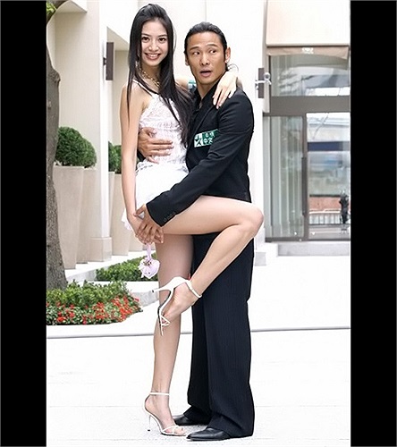 Nữ ca sỹ xinh đẹp A Lin không chỉ có giọng hát hay lôi cuốn mà còn có đôi chân thon dài đáng mơ ước. 