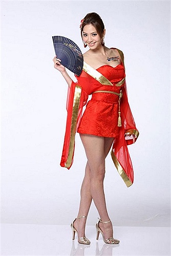 Bạch Khâm Tuệ cao 1m76 và có đôi chân dài 113cm, cùng khuôn miệng gợi cảm từng được ví von là 'Angelina Jolie của Đài Loan'.