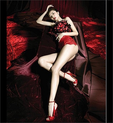 Tình cũ của Quách Phú Thành luôn khiến cả phái nam và nữ mê mẩn vì đôi chân dài nuột nà của mình. 