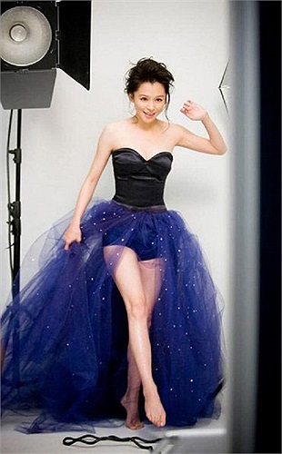 Chân dài 8x Từ Nhược Tuyên sở hữu chiều cao 179cm với đôi chân dài đến 109cm.