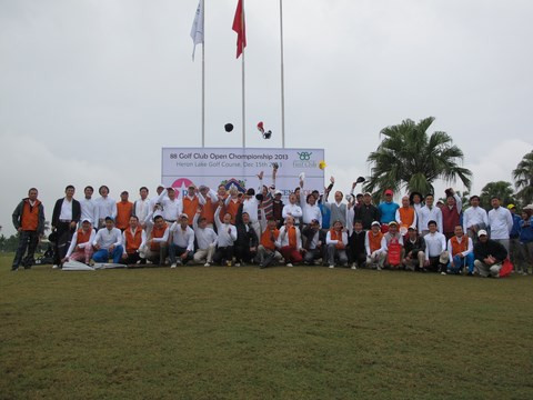 Những đường bóng tuyệt đẹp trong mưa lạnh