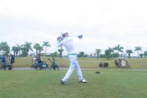 Những đường bóng tuyệt đẹp trong mưa lạnh