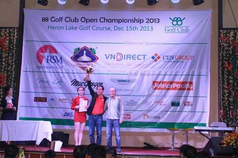 Những đường bóng tuyệt đẹp trong mưa lạnh