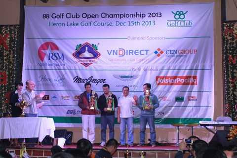 Những đường bóng tuyệt đẹp trong mưa lạnh