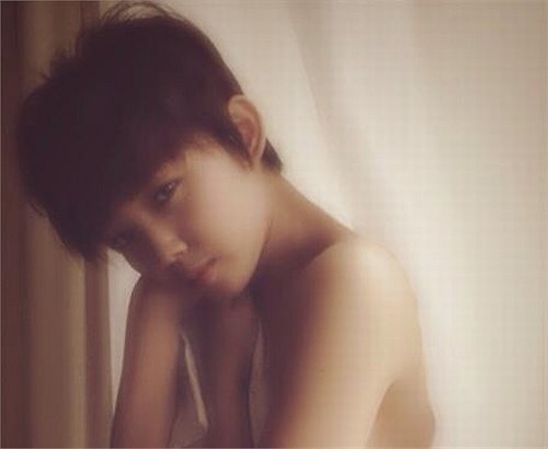 Lúc thì buông lơi vai trần.