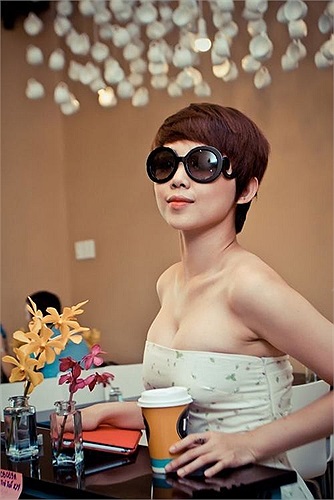 Váy cúp ngược luôn được Tóc Tiên dùng như thứ 'vũ khí lợi hại' để làm nóng phong cách thời trang của mình.