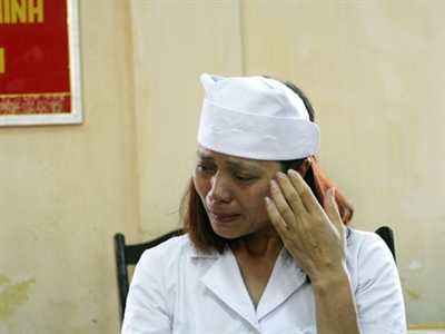 Ảnh: Chị Hoàng Thị Nguyệt (tức chị Nguyệt Hoài Đức), viên chức khoa Xét nghiệm, Bệnh viện Đa khoa Hoài Đức bật khóc trong lễ trao thưởng. Ảnh: Thái Hà/TPO.