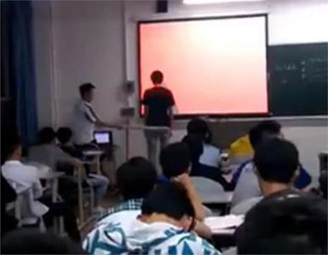 Còn đây là một vụ việc khác cũng gây bức xúc không kém. Trong ảnh là cảnh một cậu học trò bị thầy giáo dùng thước đánh vào người mỗi khi trả lời sai câu hỏi.