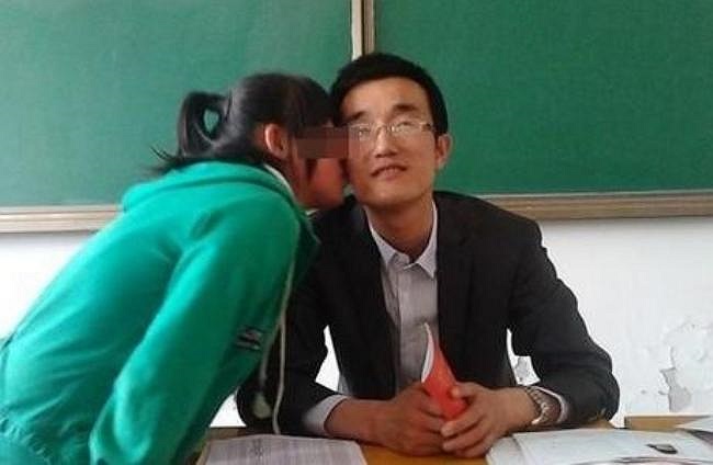 Một trường hợp hy hữu không kém khi thầy giáo bắt các học trò nữ phải hôn lên má mình nếu muốn nhận bằng tốt nghiệp.