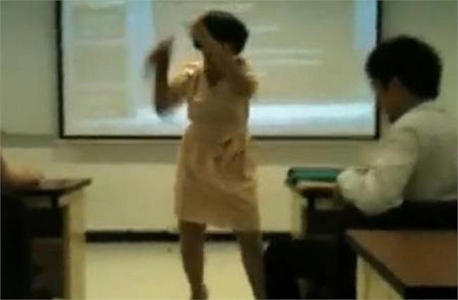 Còn đây là cảnh cô giáo đập nát chiếc điện thoại của sinh viên vì điện thoại của cậu bỗng kêu lên trong giờ học.