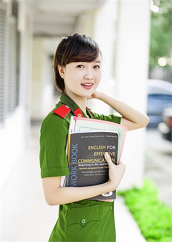 Vẻ đẹp giản dị, trong sáng của Lê Mai Thương khiến người đối diện dễ xao xuyến ngay từ lần đầu gặp mặt.