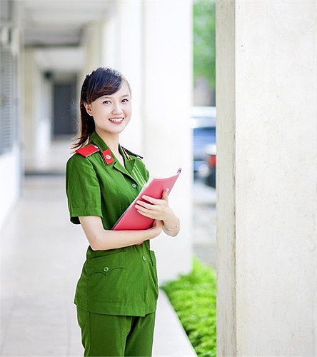 Hoa khôi Học viện Cảnh sát nhân dân Lê Mai Thương có khuôn mặt xinh đẹp và nụ cười rạng rỡ