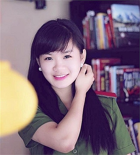 Vào vai Thuỳ Linh trong bộ phim truyền hình về đời sống sinh viên cảnh sát - 'Chạm tay vào nỗi nhớ' - Phương Nhung - nữ sinh đến từ lớp B11 khoá D37 Học viện cảnh sát Việt Nam gây ấn tượng bởi vẻ ngoài xinh đẹp.