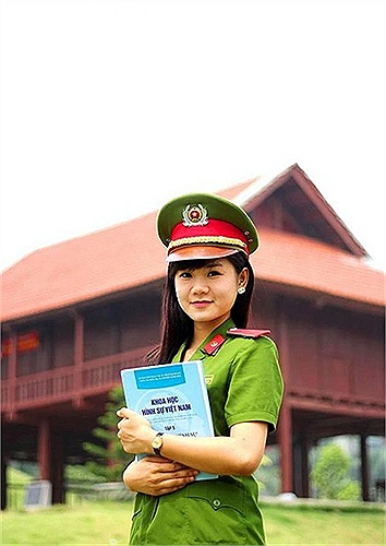 Trần Phương Nhung sinh năm 1993, đến từ thành phố Hải Phòng hiện đang theo học chuyên ngành điều tra chất lượng cao khoá D37 của học viện Cảnh Sát. Cô bạn chia sẻ đã ấp ủ ước mơ trở thành một nữ chiến sĩ công an nhân dân từ khi còn rất bé 