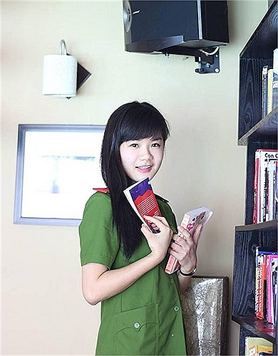 May mắn, Phương Nhung đã chiếm được nhiều cảm tình từ phía đoàn làm phim và cô được chọn vào vai nữ học viên xinh đẹp Thuỳ Linh. 