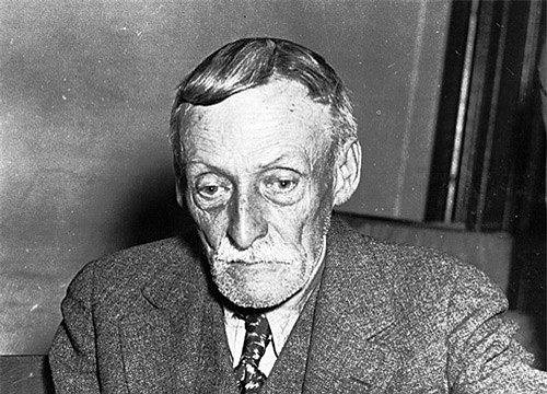 Sinh năm 1870 ở Mỹ, Albert Fish là một tên giết người hàng loạt, sau đó ăn thịt nạn nhân. Năm 1935, Fish bị bắt sau khi bắt cóc giết hại cô bé Grace Budd 10 tuổi. Hắn thú nhận lạm dụng tình dục hơn 100 trẻ em và bị nghi ngờ sát hại ít nhất 5 người.