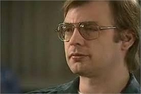 Bị kết tội giết hại tổng cộng 17 người đàn ông và bé trai từ năm 1978 đến 1991, Jeffrey Dahmer là một trong những tên tội phạm nguy hiểm nhất lịch sử nước Mỹ. Kẻ bệnh hoạn này thường dụ dỗ thanh niên trẻ đến nhà giết và ăn thịt.