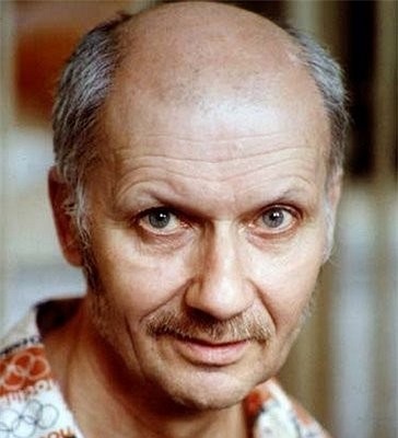 Andrei Romanovich Chikatilo, sinh năm 1936 ở Yablochnoye, là một kẻ giết người hàng loạt người Liên Xô, có biệt danh là Kẻ đồ tể ở Rostov. Hắn bị buộc tội tấn công tình dục, đánh đập, giết hại và ăn thịt ít nhất 52 phụ nữ, trẻ em.