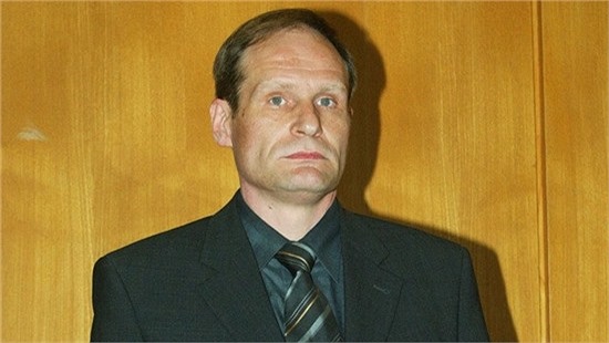 Armin Meiwes, người Đức, là một chuyên gia tin học có đầu óc bệnh hoạn, hoang tưởng. Năm 2001, hắn giết chết 1 người đàn ông rồi xả thịt ăn dần.