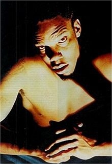 Antron Singleton sinh năm 1976 ở Fort Worth, Texas. Tháng 4/2002, cảnh sát bắt Singleton khi hắn đang khỏa thân, người bê bết máu và đứng giữa đường phố Los Angeles. Một ngày trước đó, hắn đã giết và ăn thịt người bạn gái. 