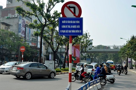 Tự nhận vô văn hóa, ngang nhiên vi phạm luật giao thông