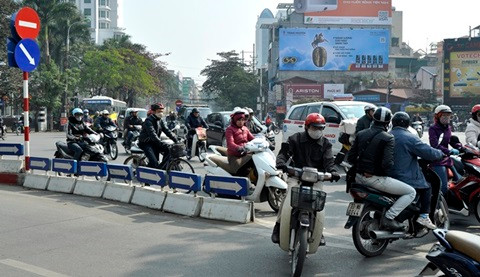 Tự nhận vô văn hóa, ngang nhiên vi phạm luật giao thông