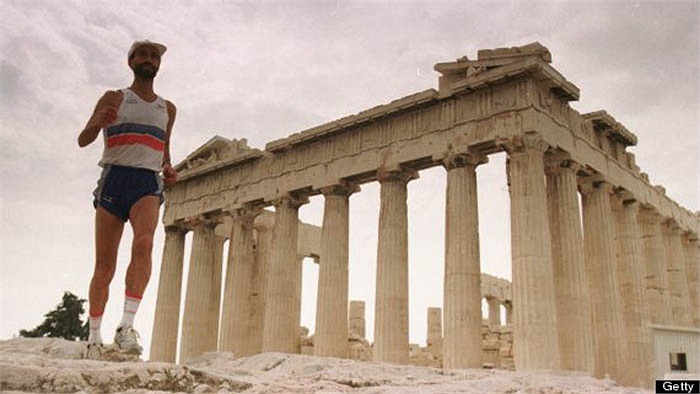 James Zarei đã chạy một mạch quãng đường 250 km từ Athens đến Sparta trong 25 giờ, 59 phút và 42 giây chỉ dừng lại ăn nhẹ, vài phút chợp mắt ngắn ngủi.